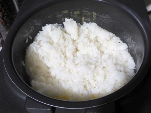 炊飯器に入った白米