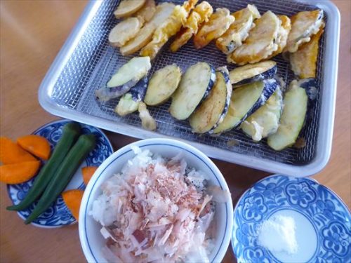 テーブルに並ぶ天ぷらにk白米、ぬか漬けなど