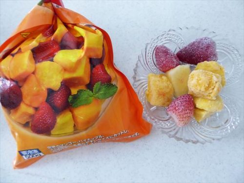 冷凍フルーツのパッケージとガラスの皿にもった冷凍フルーツ