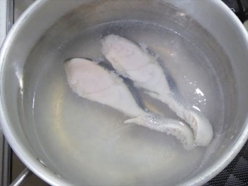 鍋で鮭を茹でている様子