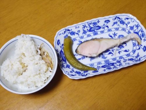四角い皿に茹でた鮭とオクラのぬか漬け、茶碗には白米