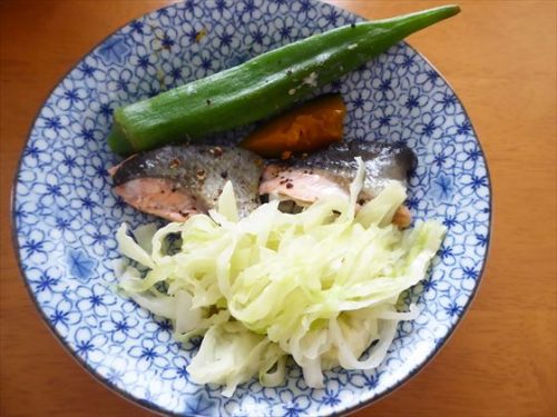 皿に盛った蒸し野菜と鮭