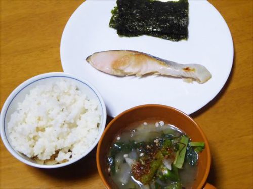 白い皿に焼き鮭と海苔、白米と味噌汁