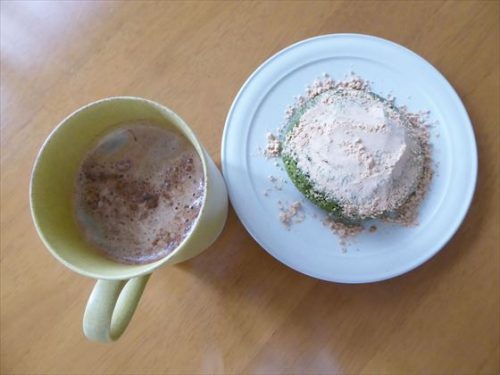 オートミール抹茶ケーキ（きな粉）、無糖カフェインレスコーヒー（シナモン・無調整豆乳）