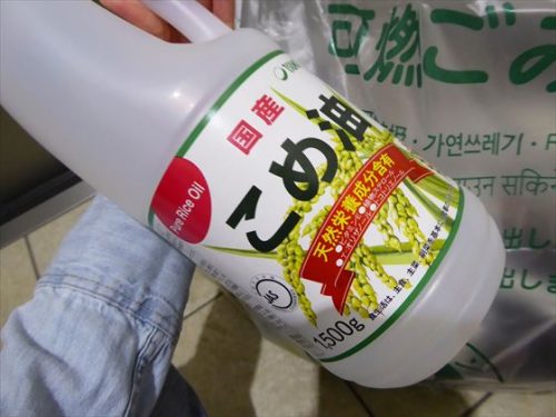 空になった米油のプラスチック容器