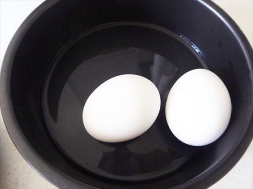黒い耐熱容器に入った卵2個