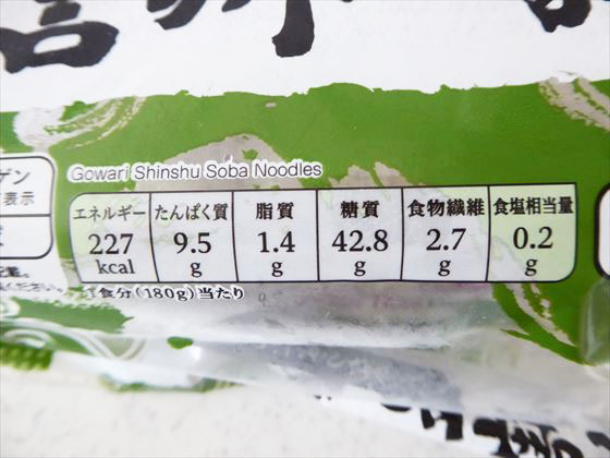 トップバリュの信州5割蕎麦のパッケージの栄養成分