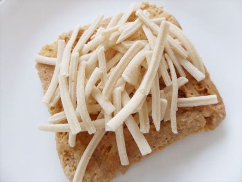 お米でとろ～りとろけるシュレッドタイプをオートミールミニ食パン風にのせたところ