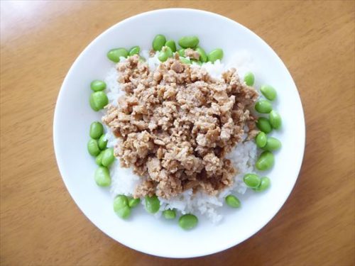 豆腐のお肉　肉そぼろを5分づき米にのせて、枝豆をちらしたもの