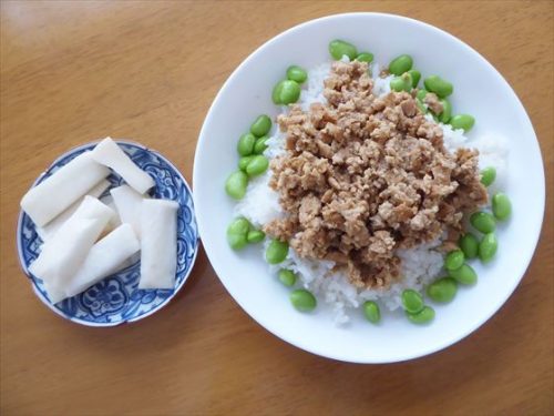 豆腐のお肉の肉そぼろ丼（5分づき米・枝豆）、大根の甘酢漬け