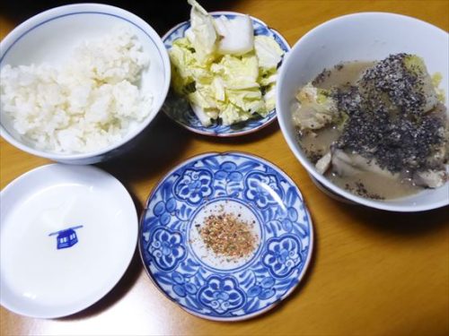 5分づき米、白菜の甘酢漬け、味噌汁（酒粕・舞茸・白菜・すりごま）、小皿にお酢と黒胡椒にんにく唐辛子
