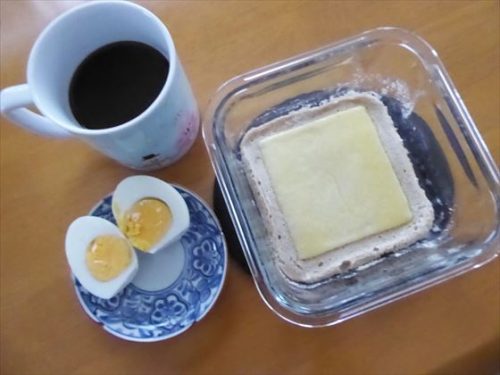 卵不使用オートミール蒸しパン（メロンパンシート）、ゆで卵、カフェインレスコーヒー
