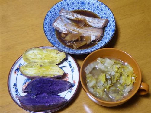 タチウオの煮付け、蒸かし芋、味噌汁（白菜・オクラ）