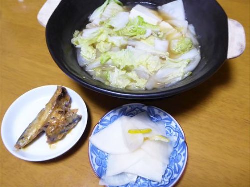 白だし鍋（白菜・木綿豆腐・大根）、イワシの缶詰（半分）、柚子大根