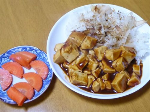 肉なし麻婆豆腐丼（5分づき米・鰹節）、ぬか漬け（人参）