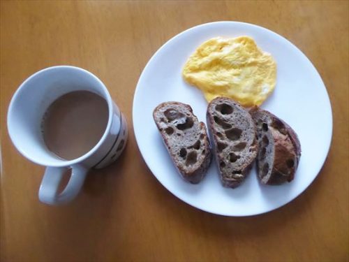 りんご＆紅茶のバケット、卵焼き（マヨ少々）、カフェインレスコーヒー（無調整豆乳）