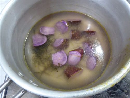 きんぴらを作った鍋を洗わずに味噌汁の準備をしているところ
