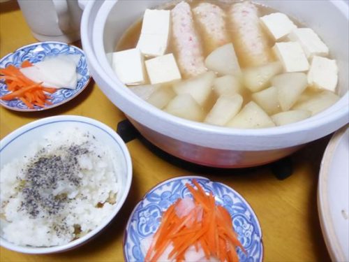 おでん風鍋（海鮮串・大根・木綿豆腐）、5分づき米（鰹節）柚子大根、人参の無塩無糖ピクルス