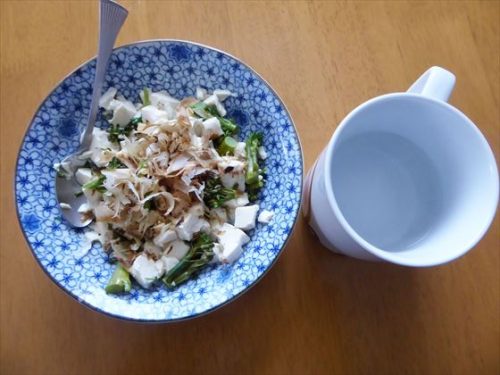 豆腐和え（木綿豆腐・ブロッコリー・鰹節・白だし）、お湯