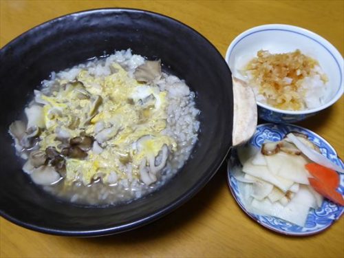 おかゆ（舞茸・卵）、大根おろし（減塩醤油）、菊芋の甘酢漬け、ぬか漬け（大根・人参）