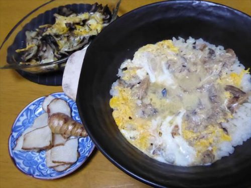 おじや（イワシの味噌煮缶・卵）、舞茸のチーズ焼き、菊芋の甘酢漬け