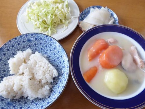 シチュー（鮭・人参・じゃがいも）、千切りキャベツ、菊芋の甘酢漬け、5分づき米