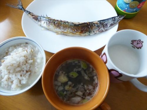 サンマ（シークヮーサー果汁）、5分づき米おじや（鰹節）、インスタント味噌汁（半分）、酒粕甘酒