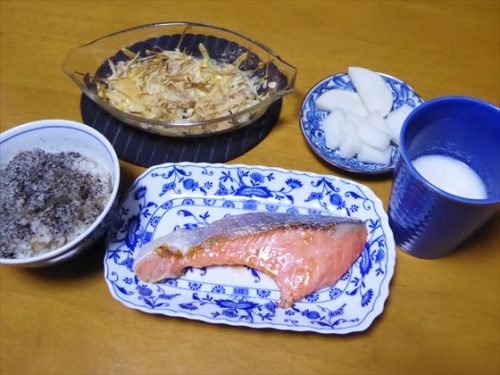 焼き鮭、エノキのチーズ焼き、5分づき米おじや（すりごま・鰹節）、大根の甘酢漬け、ぬか漬け（大根）、酒粕甘酒