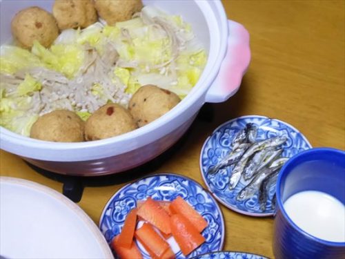 白だし鍋（がんも・白菜・エノキ）、煮干しの酢漬け、人参の無塩無糖ピクルス