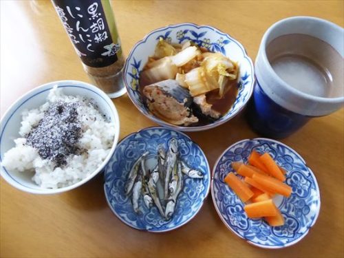 鯖の水煮と白菜のコチュジャン煮、5分づき米（すりごま・鰹節）、煮干しの酢漬け、人参の無塩無糖ピクルス、酒粕甘酒