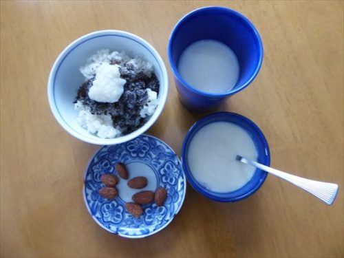 5分づき米（減塩塩麹・すりごま）、手作り豆乳ヨーグルト（ジンジャーはちみつ）、アーモンド、酒粕甘酒