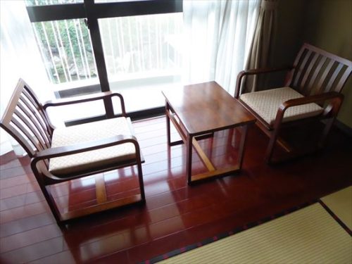窓際のテーブルと椅子