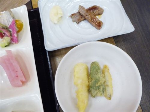 天ぷら3種と小さく切ったステーキ