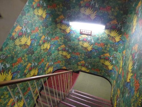 ジャングルみたいな壁紙の階段