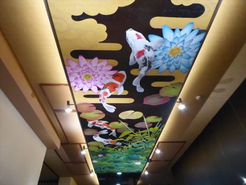 天井に描かれた鯉の絵