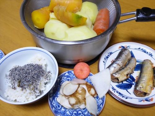 イワシ缶、5分づき米（すりごま・鰹節）、蒸し野菜（マヨ・じゃがいも・人参）、菊芋の甘酢漬け、ぬか漬け（人参・大根）