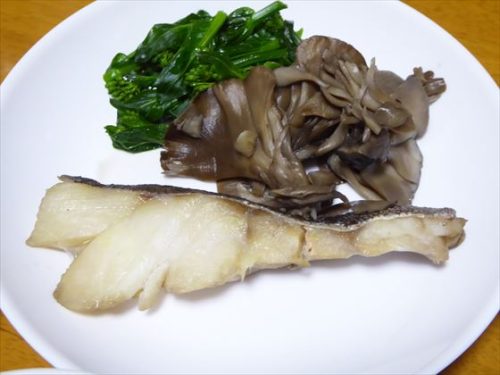 蒸した鱈と舞茸と小松菜の花