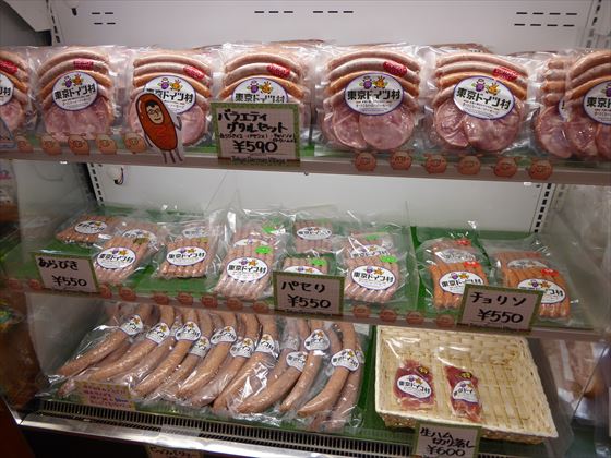 ショップ内にドイツ村パッケージの加工肉が並んでいるところ