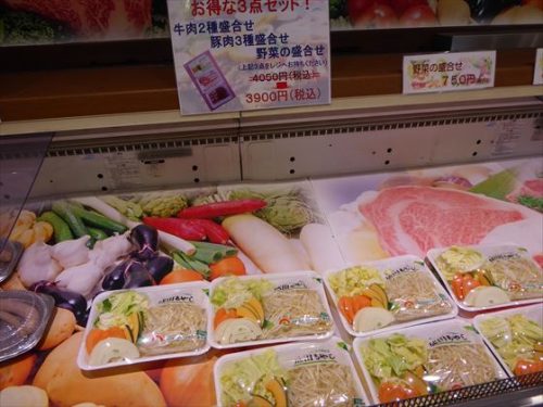 野菜の盛り合わせが並ぶ冷蔵コーナー