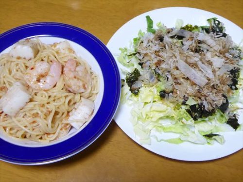 糖質ゼロ麺（ジャージャー麺ソース・エビイカミックス）、無塩和風サラダ（千切りキャベツ・焼き海苔・鰹節）