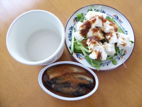 いわし缶、豆腐サラダ（手作り減塩醤油麹ドレッシング・二十日大根の新芽、きゅうり）、酒粕甘酒