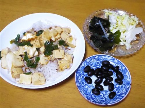 糖質ゼロ麺（肉なし麻婆豆腐）、わかめ、黒豆、無塩無糖ピクルス（大根）、酒粕甘酒