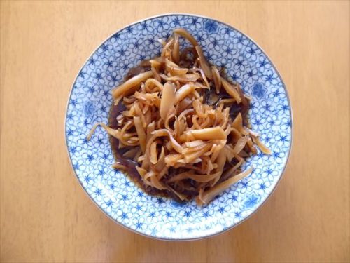 青い皿に盛った生姜の佃煮