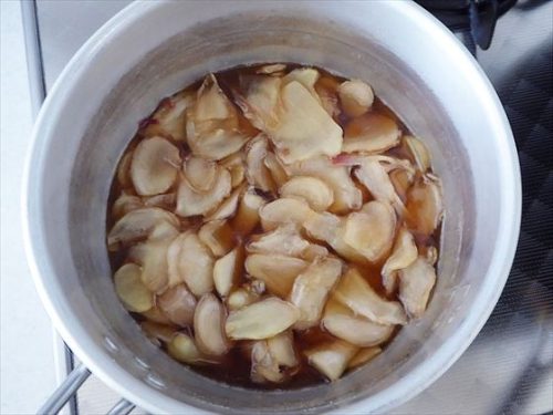 鍋で煮ている新生姜シロップ