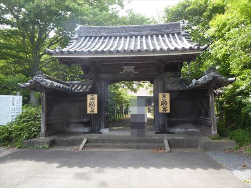 寺の入り口