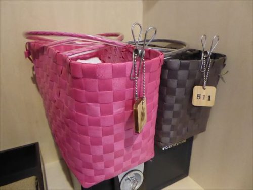 ピンクと茶色のカゴバッグ