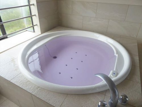 入浴剤を入れて紫色になったお湯