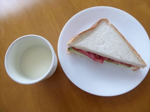 サンドイッチ（トマト・きゅうり・マヨネーズ）、酒粕甘酒の豆乳割り