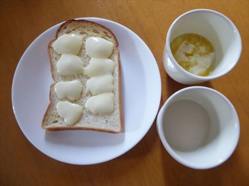 トースト（モッツァレラチーズ）、酒粕甘酒、手作り豆乳ヨーグルト（シークヮーサー果汁）