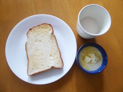 トースト（バター）、手作り豆乳ヨーグルト（シークヮーサー果汁）、酒粕甘酒